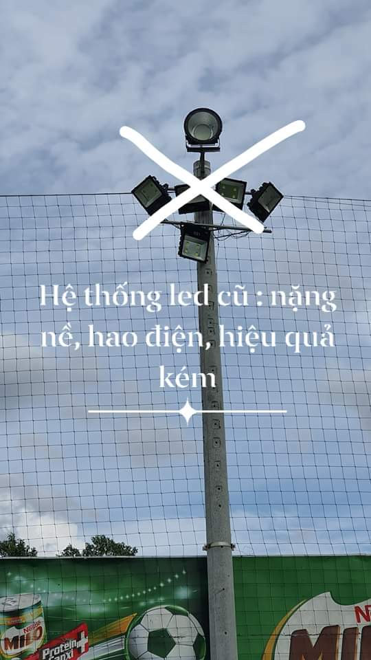 Đèn chiếu sáng chuyên dụng T100 đang hoạt động hiệu quả tại sân bóng đá mini h2 tân sơn, đảm bảo độ sáng tối ưu