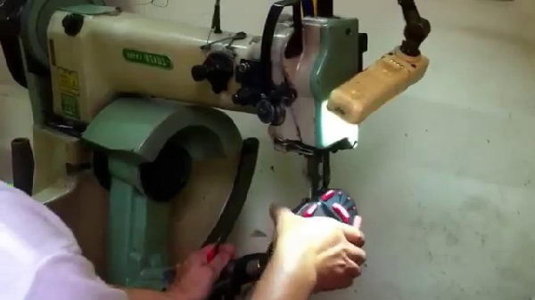 Dịch vụ khâu đế giày đá bóng uy tín ở Hà Nội sẽ tư vấn chi tiết tình trạng giày của bạn