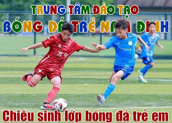 Điểm tiếp xúc bóng chính xác tạo nên quỹ đạo xoáy đặc trưng trong kỹ thuật đá bóng
