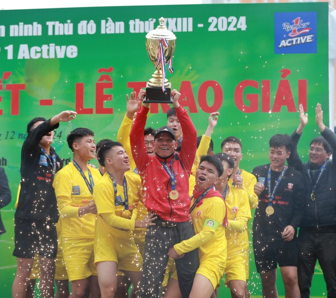 Đình Khang và đồng đội THPT Phùng Khắc Khoan nâng Cúp vô địch Giải bóng đá học sinh THPT Hà Nội - An ninh Thủ đô 2024