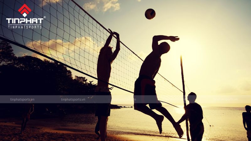 Đội bóng chuyền hơi đang thi đấu ngoài trời
