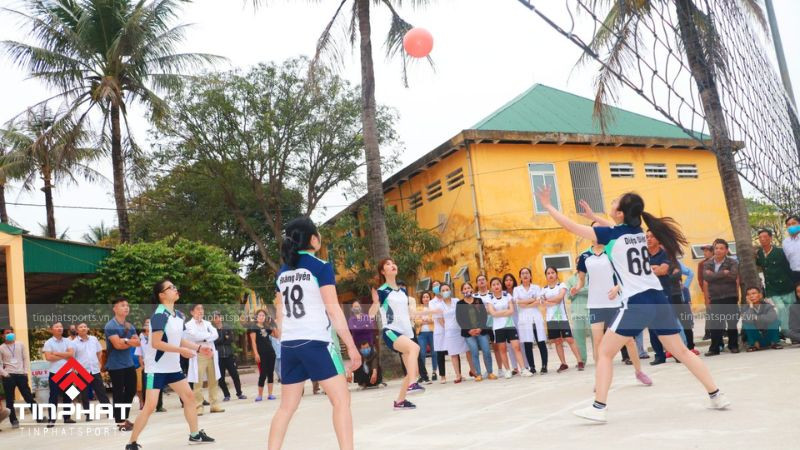 Đội bóng chuyền hơi đang thi đấu trên sân