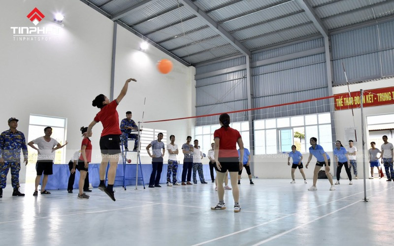 Đội bóng chuyền hơi đầy đủ bao gồm vận động viên, huấn luyện viên, tuân thủ luật đánh bóng chuyền hơi