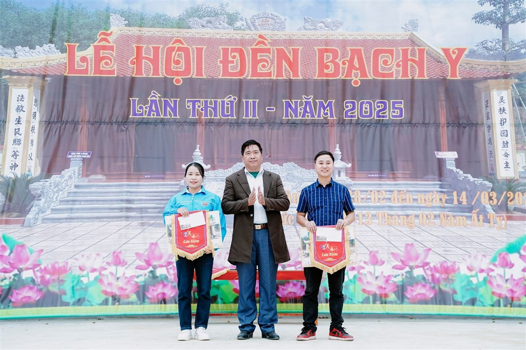 Đội bóng chuyền nam vô địch cùng các nhà tài trợ và ban tổ chức chụp ảnh lưu niệm, biểu tượng cho sự thành công của giải đấu.