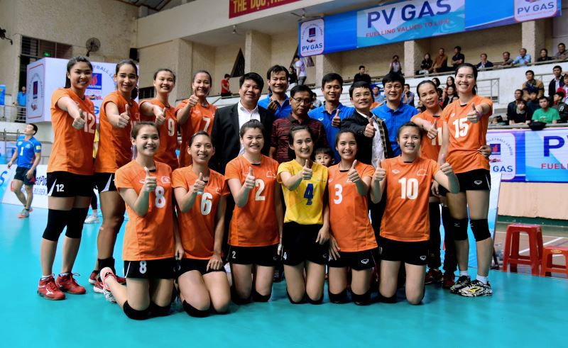 Đội bóng chuyền nữ Đắk Lắk (áo cam) giành suất trụ hạng thành công tại Giải bóng chuyền vô địch quốc gia 2018