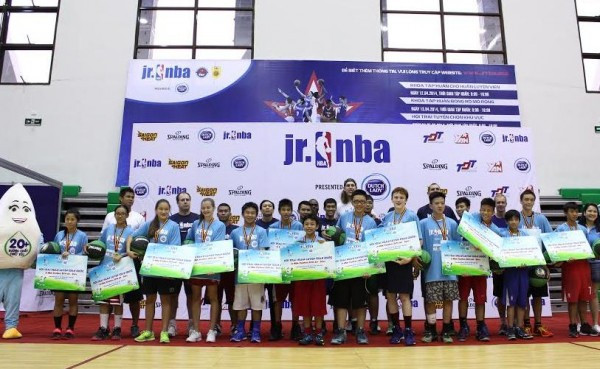 Đội bóng rổ nhí Việt Nam cùng các đồng đội quốc tế
