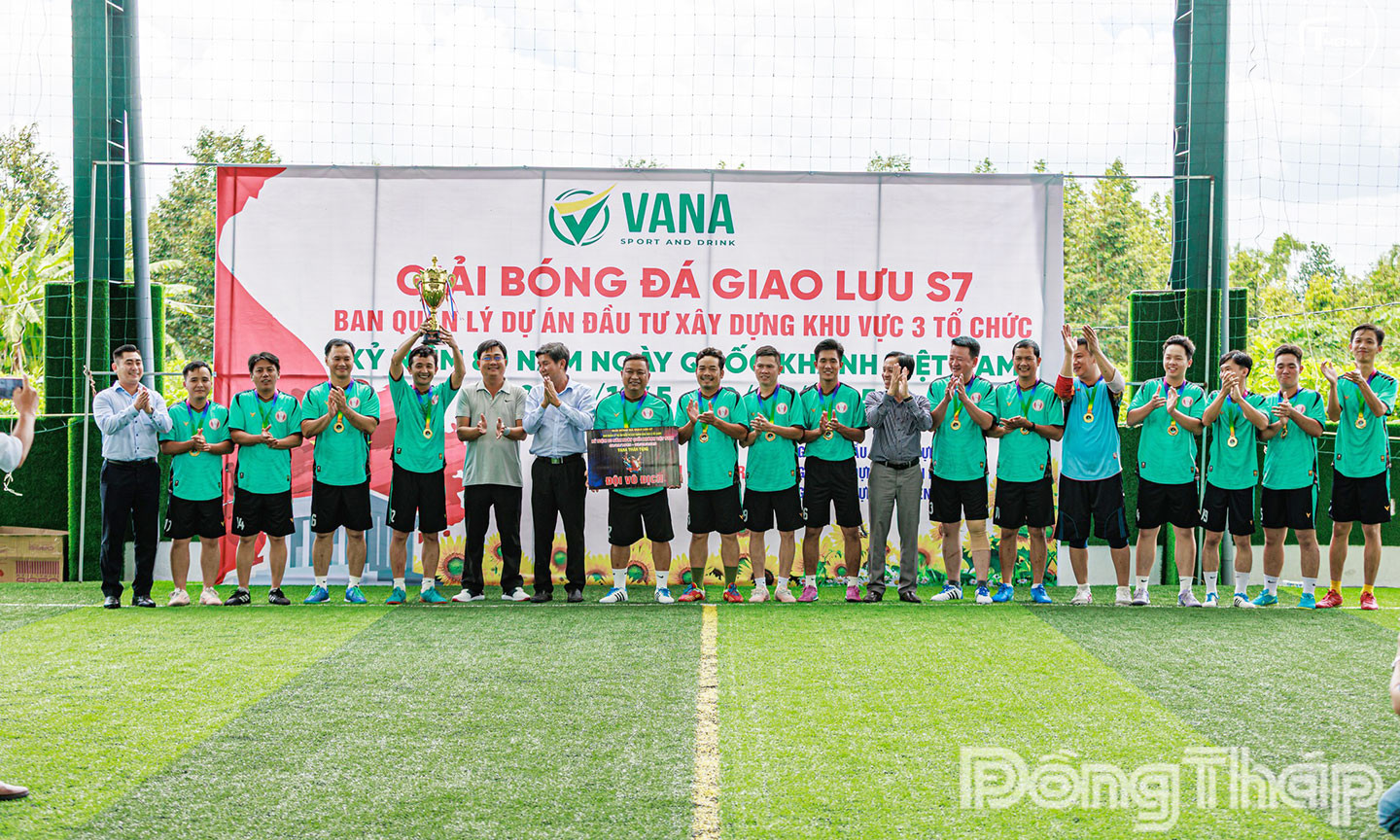 Đội bóng Văn phòng UBND tỉnh Đồng Tháp nâng cao cúp vô địch, xứng đáng với danh hiệu tại giải bóng đá vô địch tỉnh Đồng Tháp.