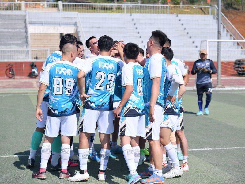 Đội đá banh có áo in tên tại Ares Sport
