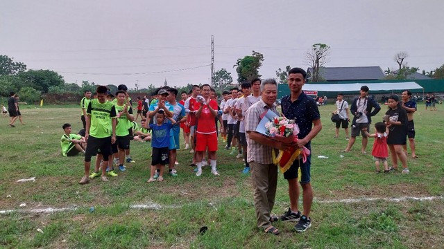 Đội FC Đình nhận hoa và lưu niệm, thể hiện sự ghi nhận từ ban tổ chức giải bóng đá Việt Nam