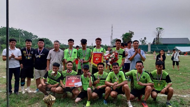 Đội FC Nhà Thờ nhận giải Á quân, góp phần vào sự thành công của giải bóng đá tứ hùng