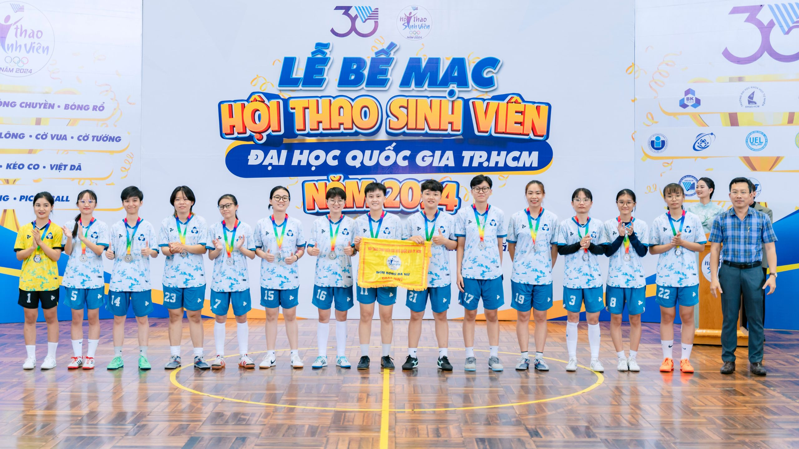 Đội Futsal Nữ Đại Học Bách Khoa TPHCM Với Áo JP CRX