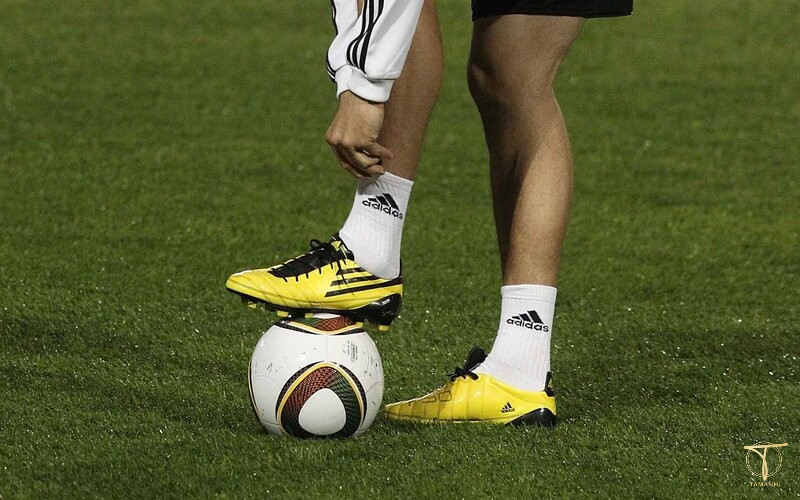 Đôi giày đá bóng adidas chất lượng cao, minh họa cho tầm quan trọng của việc lựa chọn kỹ càng.