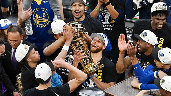 Đội Golden State Warriors ăn mừng chức vô địch NBA