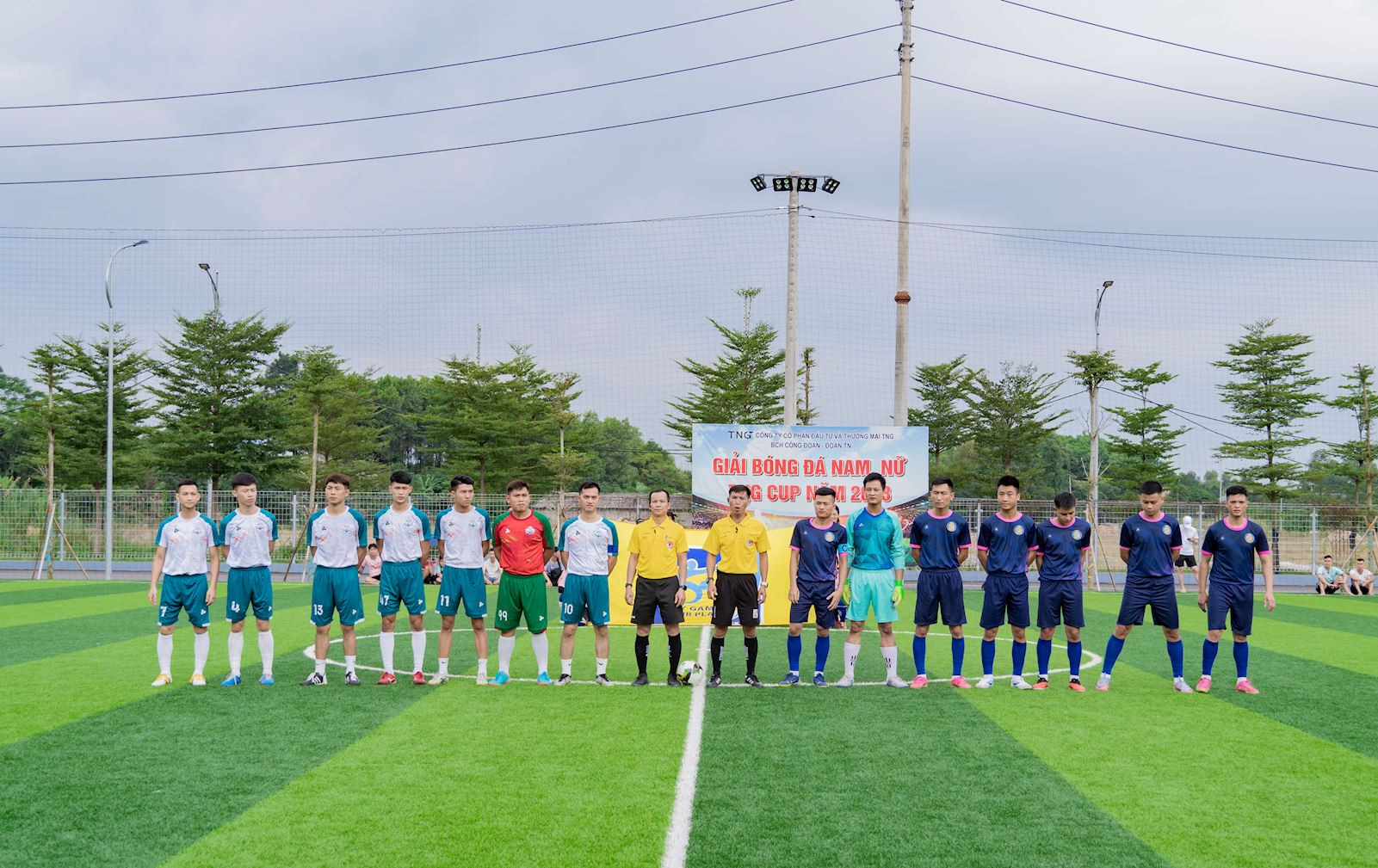 Đội hạng nhì nam CN Sông Công 3 nhận giải thưởng từ Ban tổ chức TNG Cup 2023
