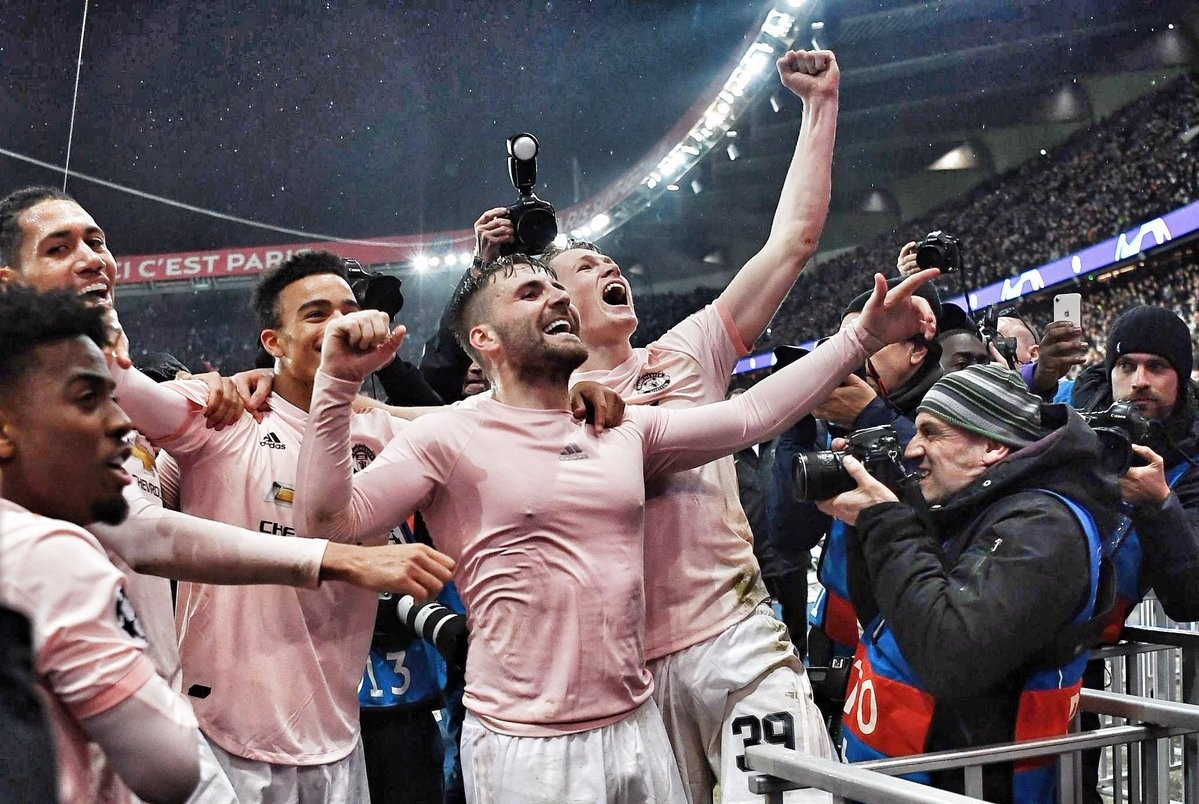 Đội hình Manchester United ăn mừng chiến thắng lịch sử trước PSG sau pha lội ngược dòng ấn tượng