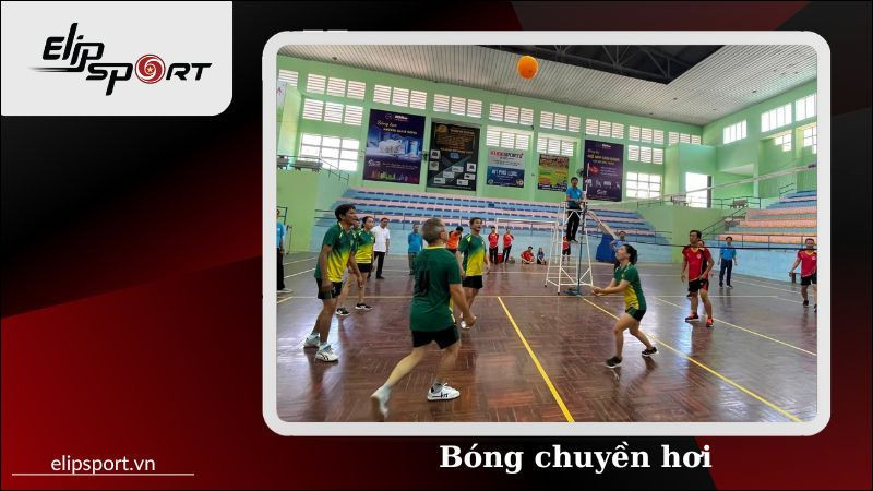 Đội hình thi đấu bóng chuyền hơi với 5 thành viên trên sân, minh họa tên các vị trí trong bóng chuyền