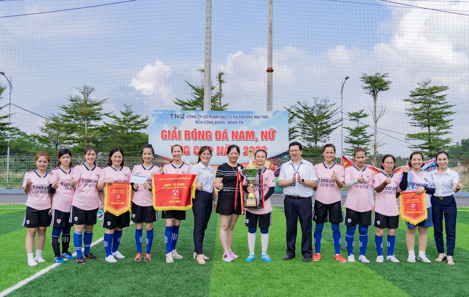 Đội nữ CN Sông Công 1 ăn mừng chiến thắng nghẹt thở tại chung kết bóng đá nữ 2023 TNG Cup