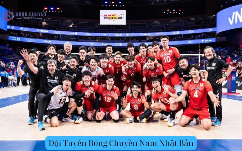 Đội tuyển bóng chuyền nam Nhật Bản trong một trận đấu quốc tế, thể hiện tinh thần đồng đội