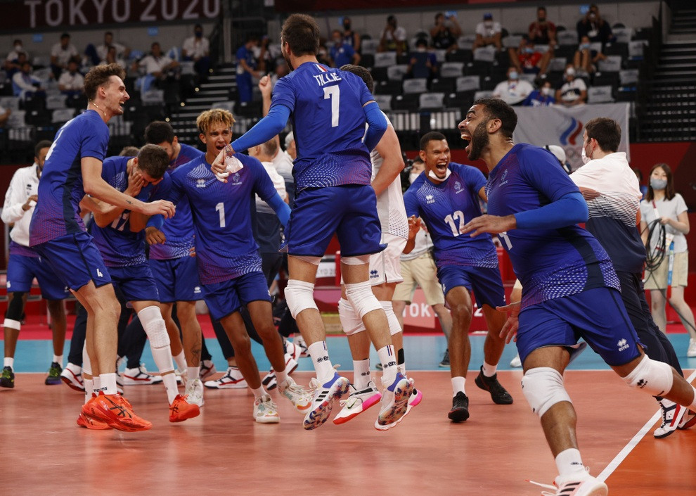 Đội tuyển bóng chuyền nam Pháp vỡ òa niềm vui sau chiến thắng chung kết Olympic 2020