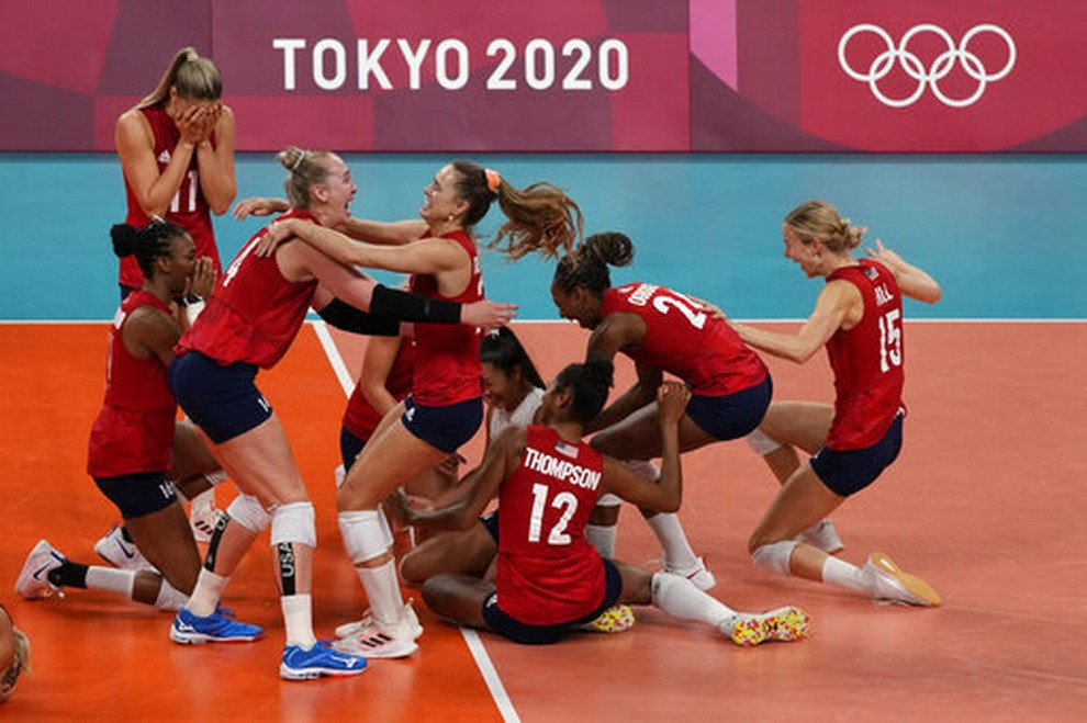 Đội tuyển bóng chuyền nữ Mỹ ăn mừng chiến thắng lịch sử giành HCV Olympic Tokyo 2020 sau trận chung kết với Brazil