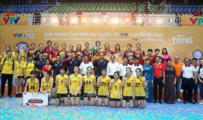 Đội tuyển bóng chuyền nữ Việt Nam 1 hân hoan nâng cao cúp vô địch VTV Cup 2023, ăn mừng chiến thắng