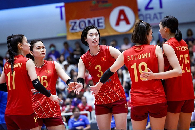 Đội tuyển bóng chuyền nữ Việt Nam ăn mừng chiến thắng trước Philippines tại SEA V-League