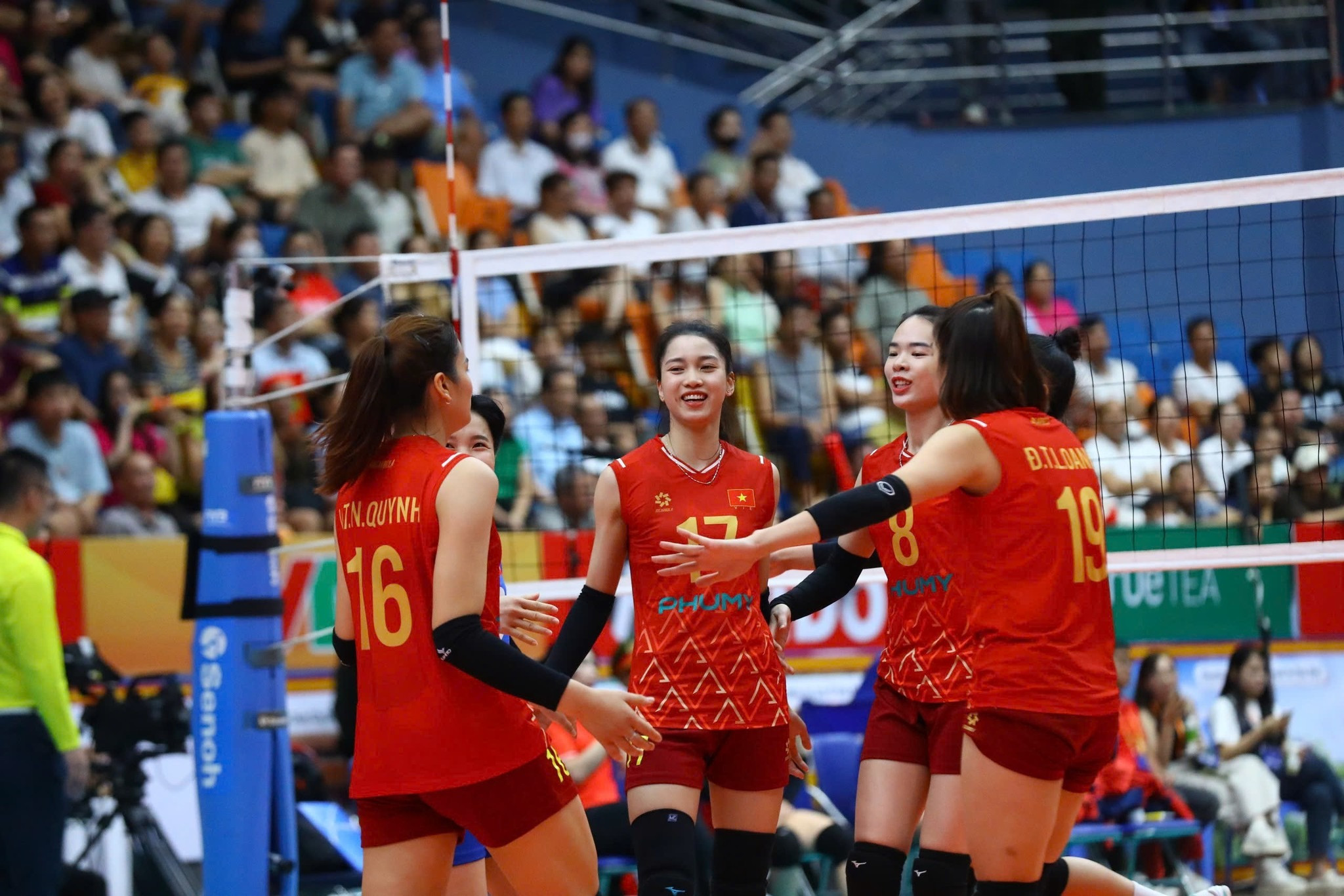 Đội tuyển bóng chuyền nữ Việt Nam thi đấu chung kết VTV Cup 2025, thể hiện quyết tâm giành ngôi vô địch.