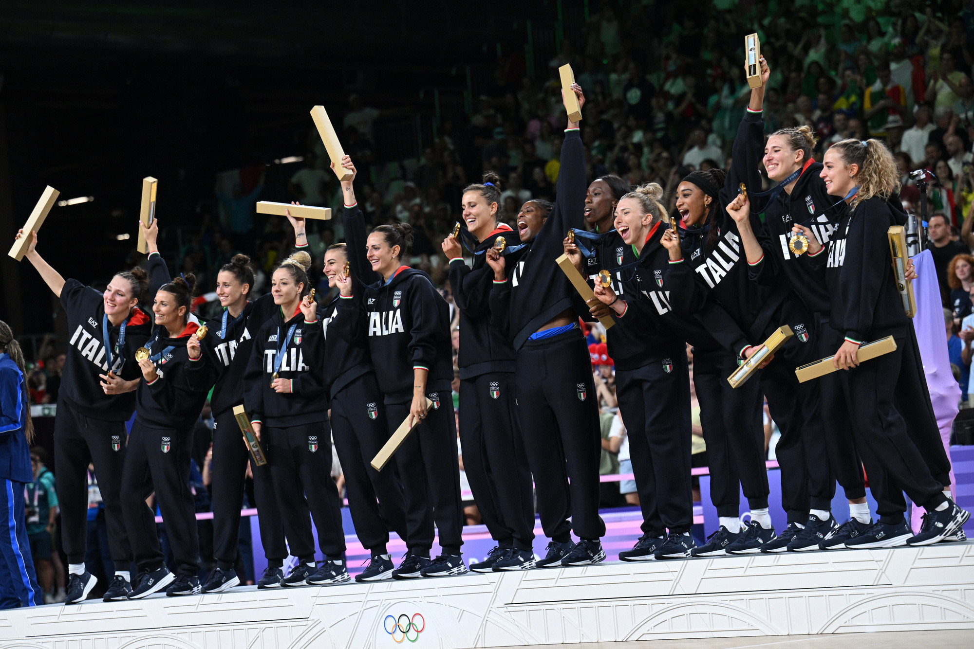 Đội tuyển bóng chuyền nữ Ý ăn mừng chiến thắng lịch sử, giành Huy chương Vàng Olympic Paris 2024.
