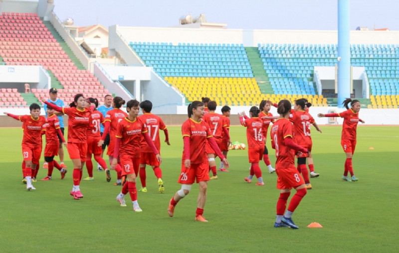 Đội tuyển bóng đá nữ Việt Nam tập luyện chuẩn bị cho SEA Games 31 tại Sân vận động Cẩm Phả
