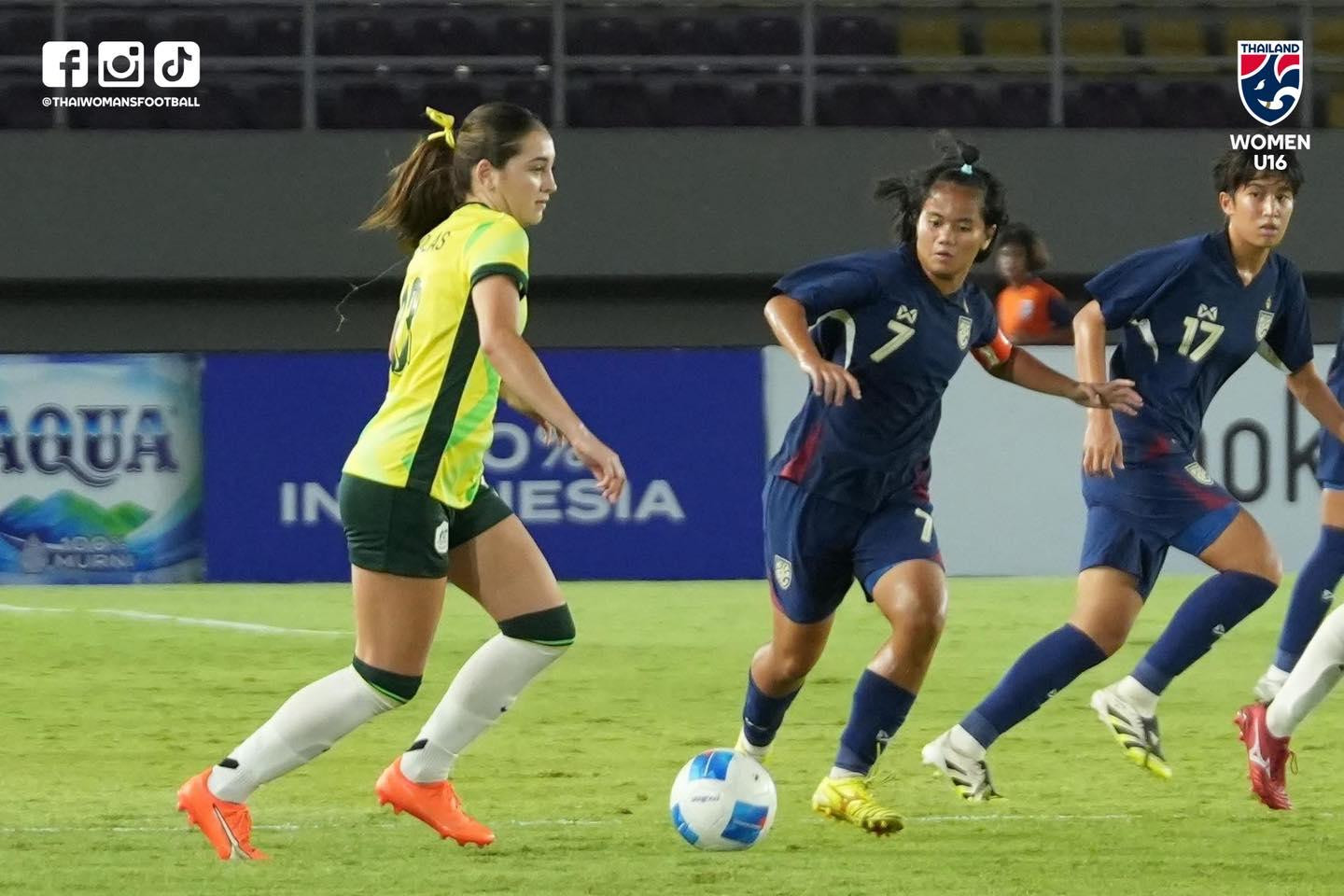 Đội tuyển bóng đá U-16 quốc gia Úc ăn mừng chiến thắng