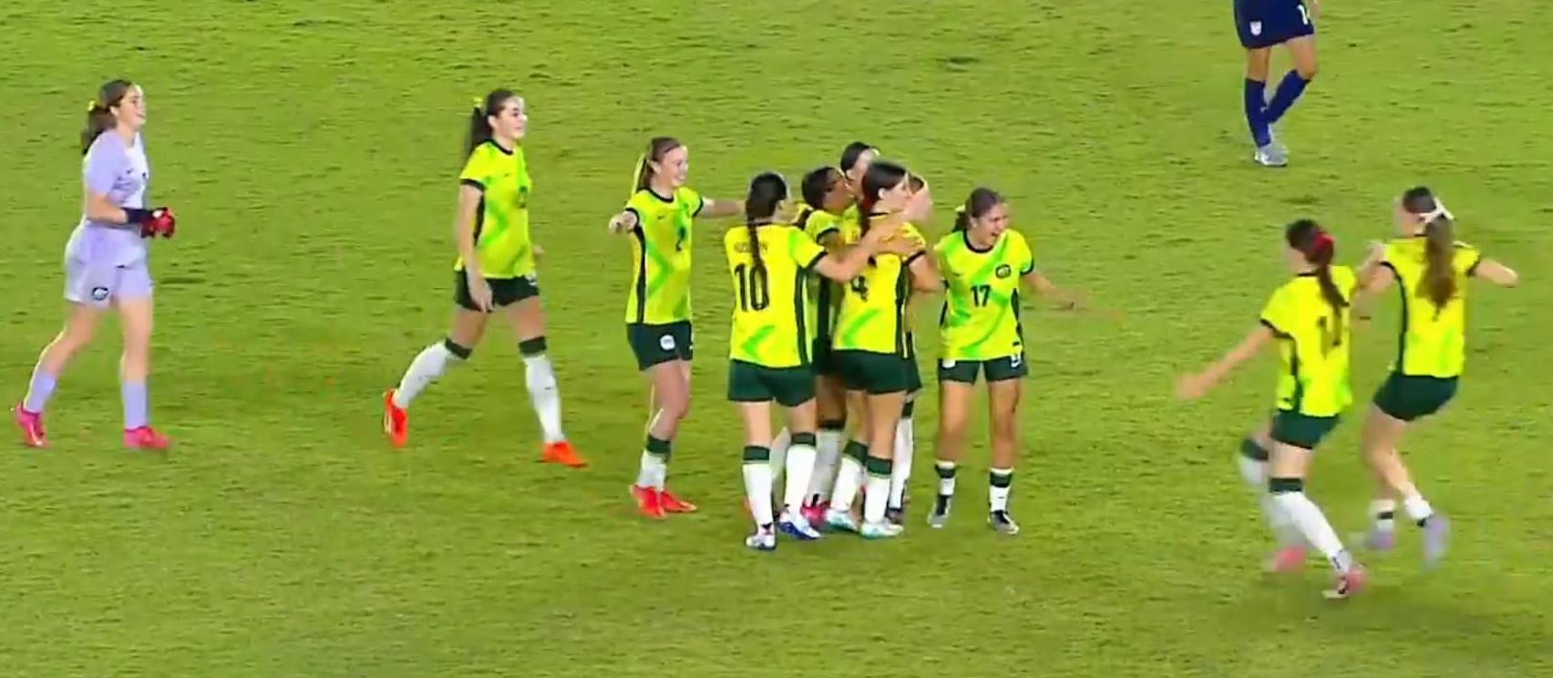 Đội tuyển bóng đá U-16 quốc gia Úc nâng cúp vô địch giải U16 nữ Đông Nam Á