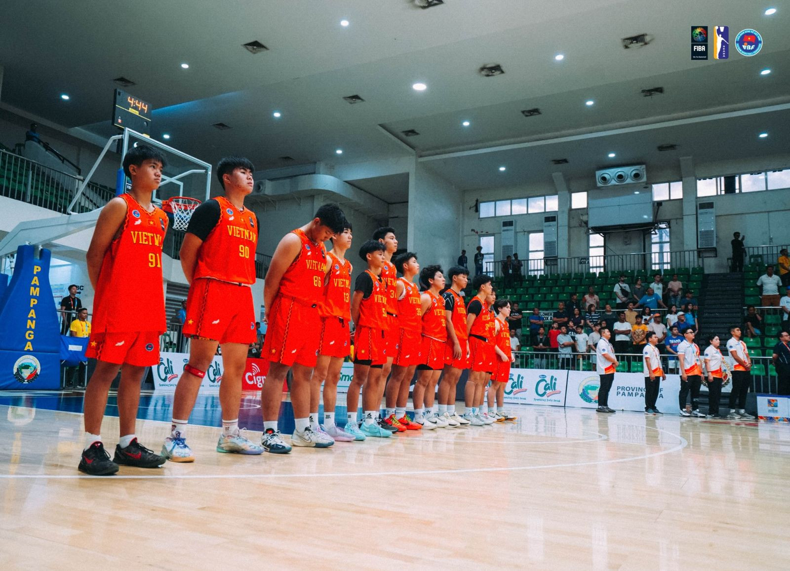 Đội tuyển bóng rổ U16 Việt Nam ăn mừng chiến thắng cùng nhau, thể hiện tinh thần đoàn kết