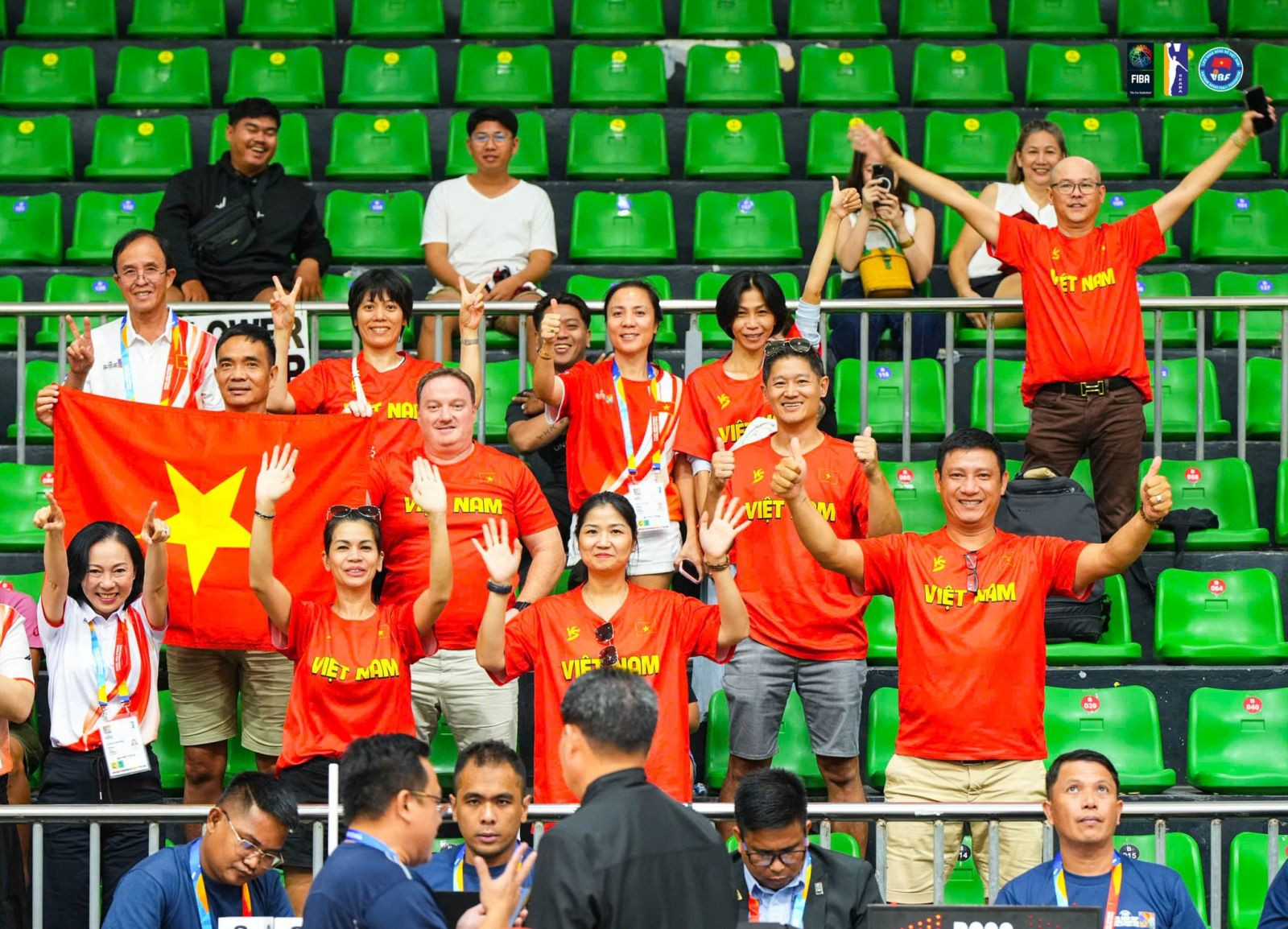 Đội tuyển bóng rổ U16 Việt Nam chụp ảnh lưu niệm cùng các thành viên ban tổ chức giải đấu
