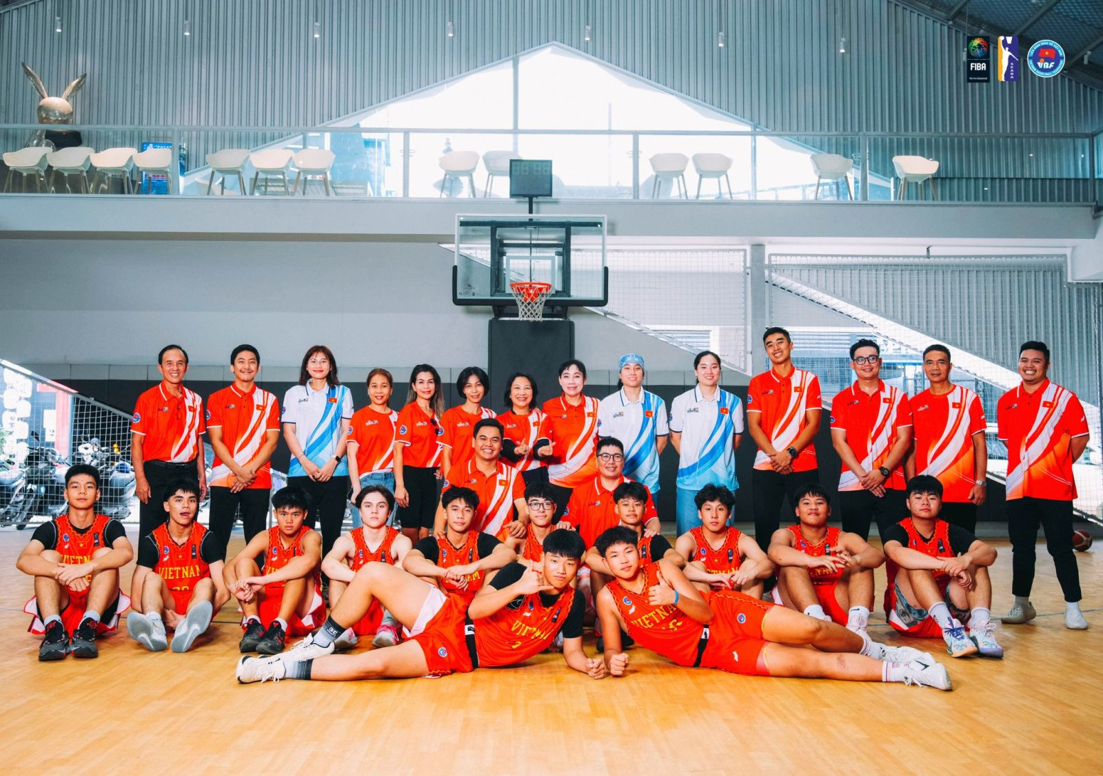 Đội tuyển bóng rổ U16 Việt Nam cùng ban huấn luyện trên sân đấu, chuẩn bị cho trận đấu quan trọng