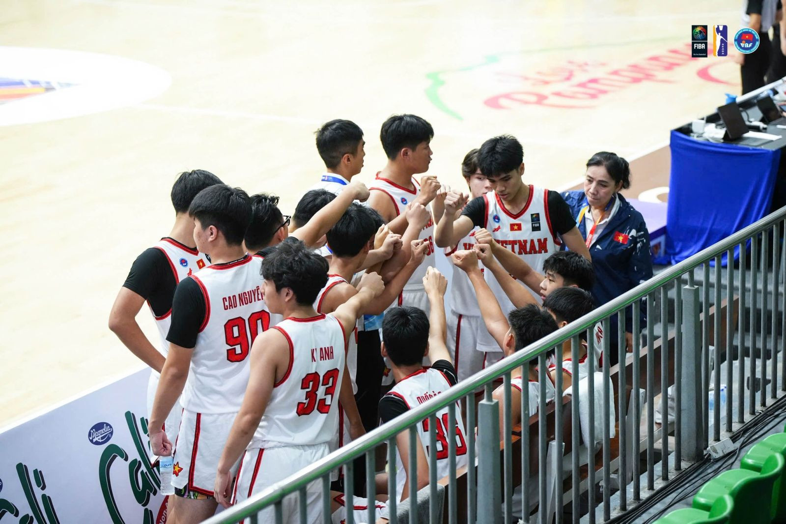 Đội tuyển bóng rổ U16 Việt Nam cùng nhau ăn mừng chiến thắng, nâng cao tinh thần đồng đội