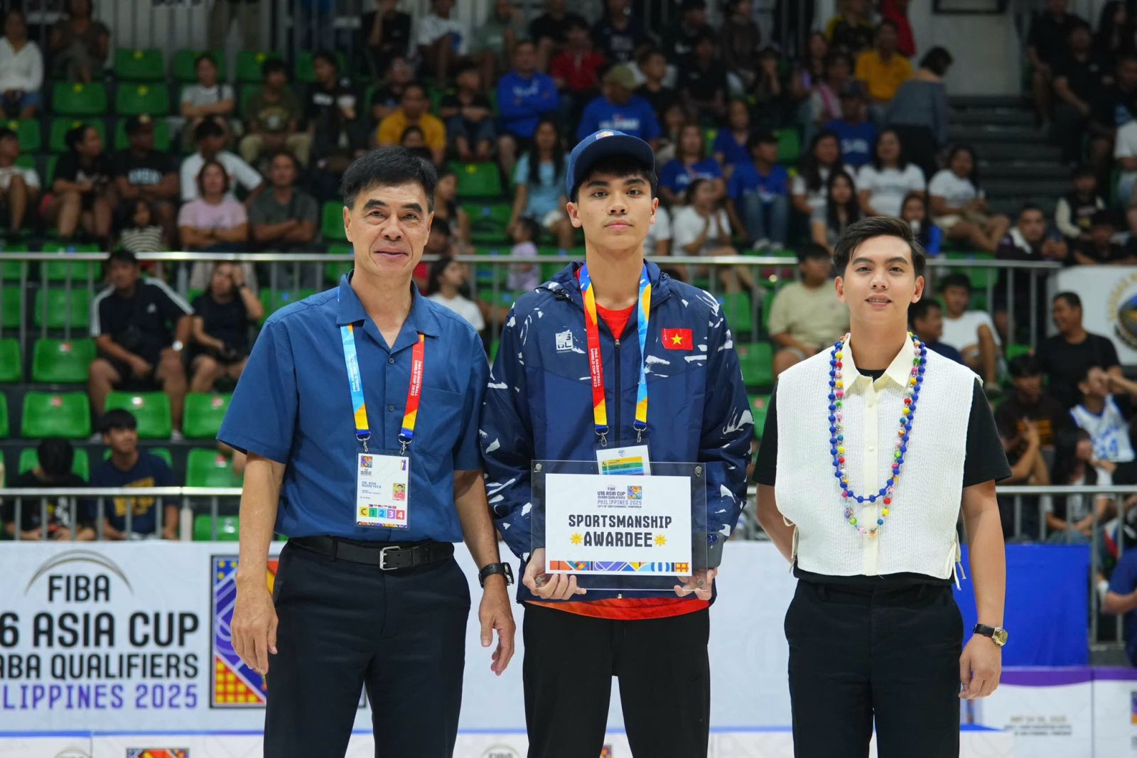 Đội tuyển bóng rổ U16 Việt Nam tự hào khoác trên mình lá cờ tổ quốc sau giải đấu
