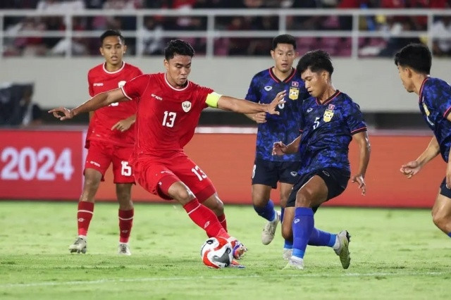 Đội tuyển Indonesia (áo đỏ) trong một trận đấu, cho thấy sự quyết tâm nhưng cũng bộc lộ những điểm yếu trong phòng ngự, đặc biệt là sau trận hòa thất vọng với Lào, ảnh hưởng đến tỷ lệ cược bóng đá Việt Nam Indonesia.