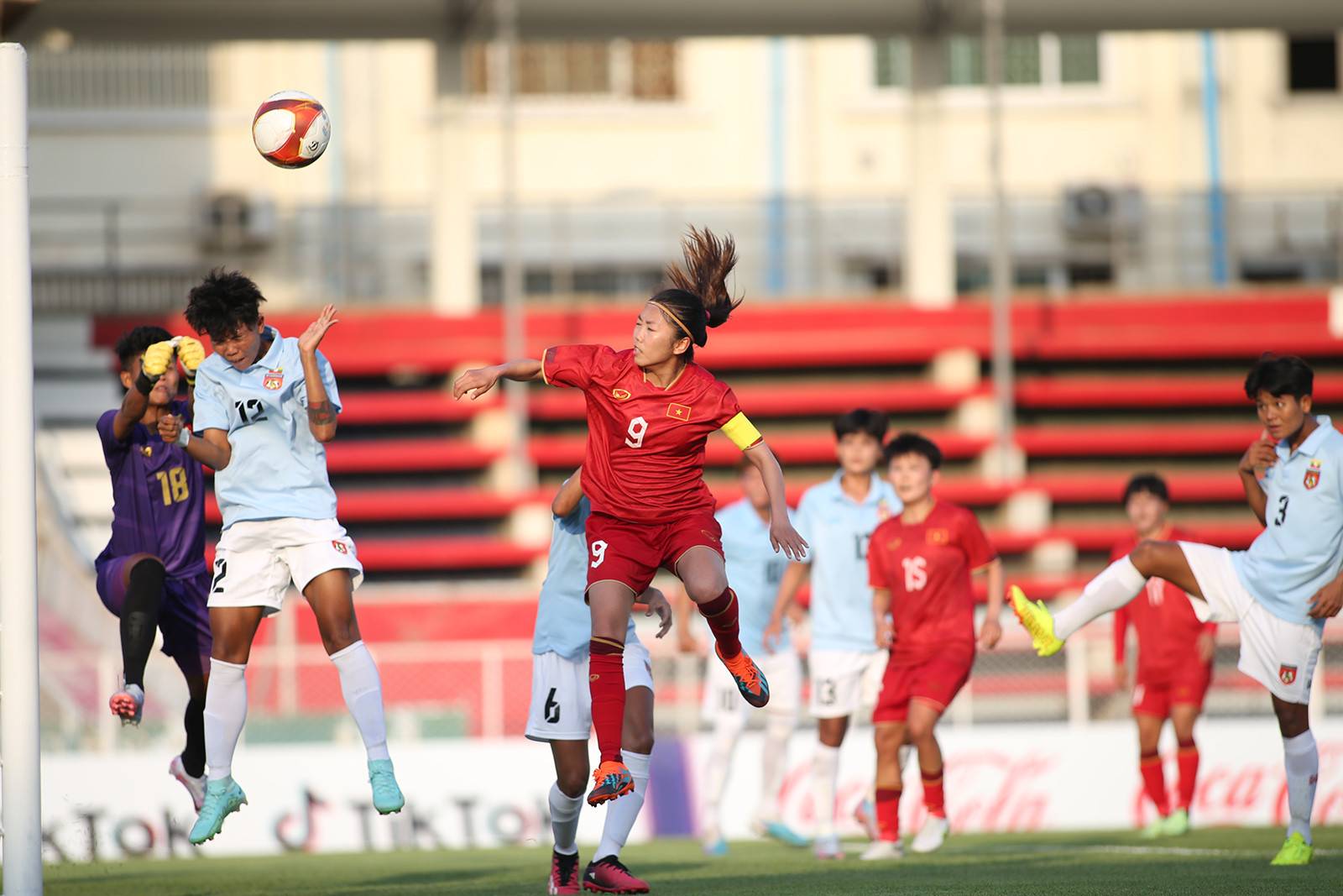 Đội tuyển nữ Việt Nam ăn mừng chiến thắng trước Myanmar tại vòng bảng SEA Games 32
