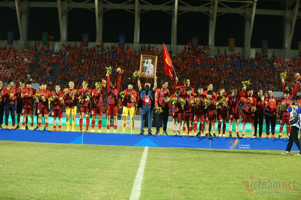 Đội tuyển nữ Việt Nam nâng cao cúp vô địch, điểm sáng của SEA Games 31 bên cạnh kết quả bóng đá SEA Games 31 Lào và những nỗ lực của các đội tuyển khác