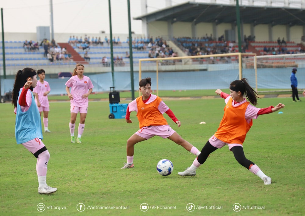 Đội tuyển U17 nữ Việt Nam tập luyện chuẩn bị cho trận giao hữu với U17 nữ Thái Lan, hướng tới mục tiêu phát triển bóng đá trẻ.