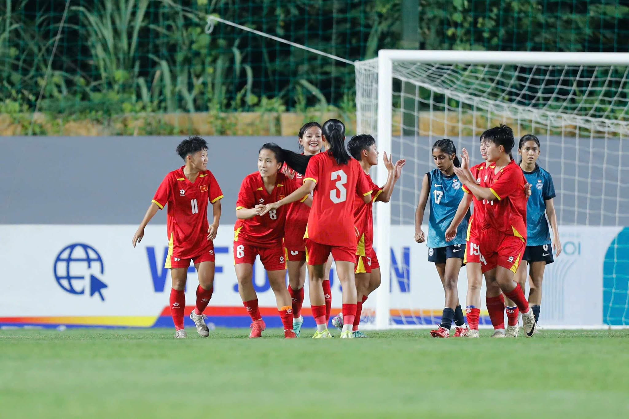 Đội tuyển U20 nữ Việt Nam ăn mừng chiến thắng, cập nhật lịch bóng đá hôm nay U20.