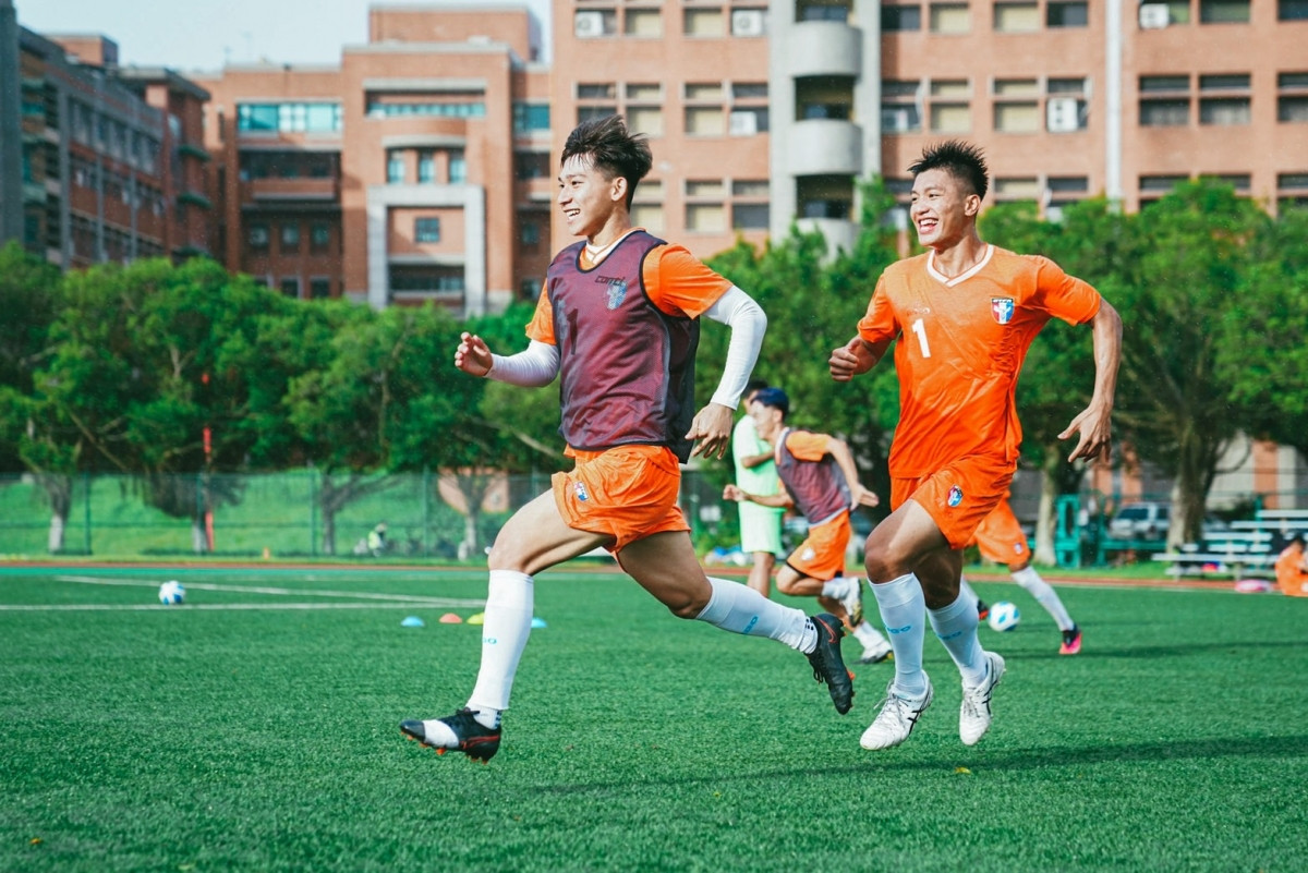 Đội U23 Đài Bắc Trung Hoa chuẩn bị cho trận đấu, kỳ vọng mang đến màn trình diễn mãn nhãn cho người hâm mộ cổ vũ bóng đá hôm nay