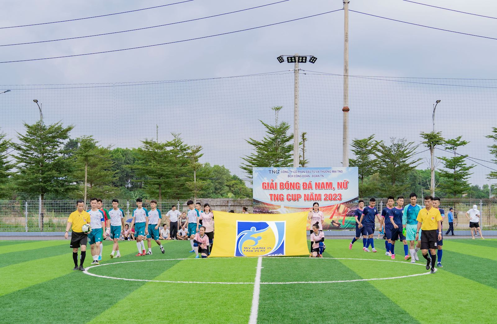 Đội vô địch nữ TNG Cup 2023 CN Sông Công 1 rạng rỡ nâng cúp vàng