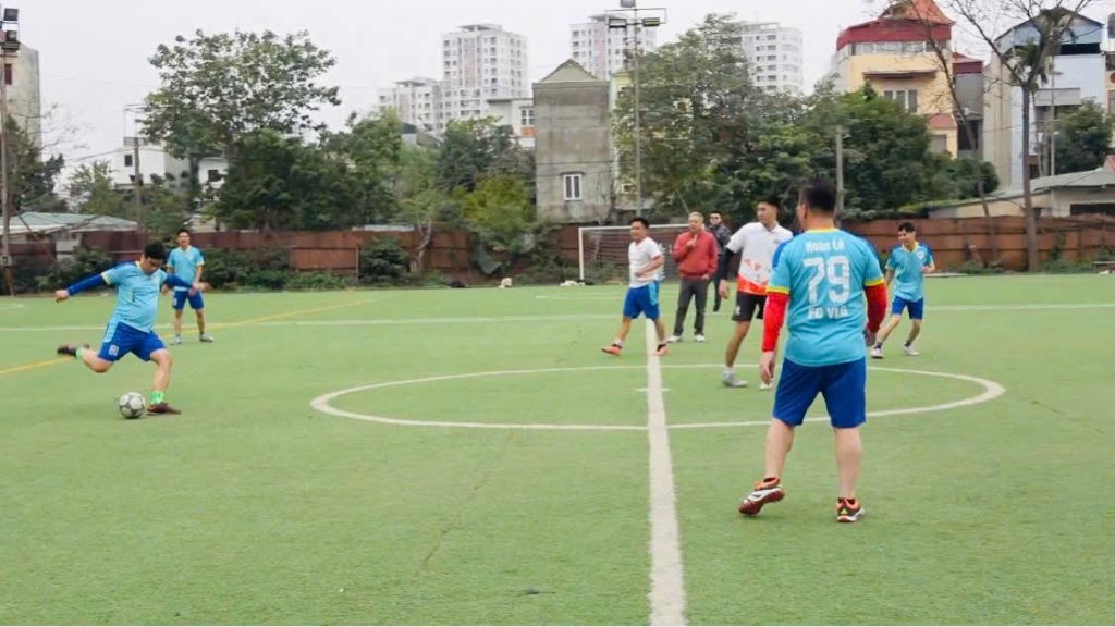 Đội vô địch Tập đoàn Đất Việt nâng cao chiếc cúp tại lễ bế mạc giải bóng đá Cúp Tứ Hùng