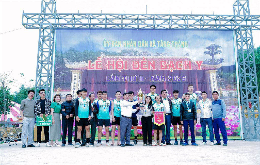 Đông đảo khán giả đang tập trung theo dõi và cổ vũ nhiệt tình cho trận chung kết bóng chuyền nam, tạo nên không khí sôi động.