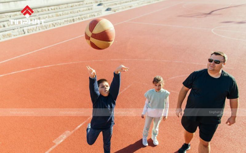 Động tác vẩy cổ tay và follow through khi ném bóng rổ