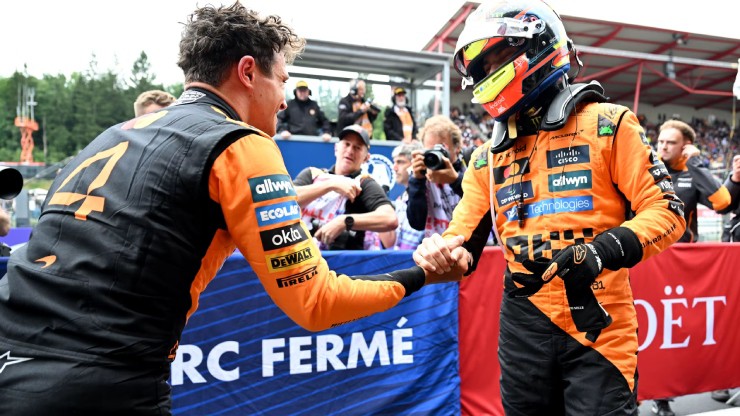Xe đua F1 chạy trong điều kiện mưa lớn trên đường đua Spa-Francorchamps, Bỉ