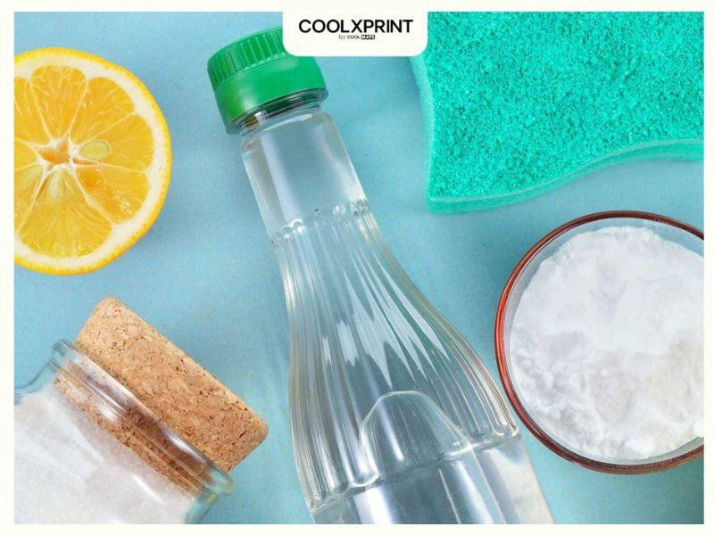 Dùng nước rửa bát, baking soda và oxy già để xóa chữ in trên áo đá bóng