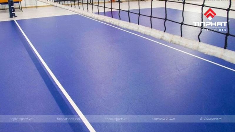 Đường giữa sân là đường chia sân đấu thành hai khu vực cho từng đội