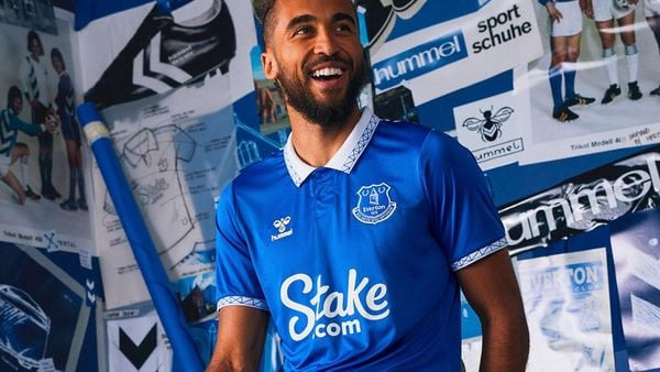 Everton và logo Stake.com trên áo đấu, một ví dụ về tài trợ áo đấu
